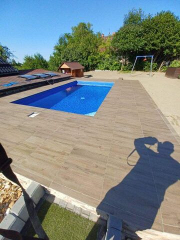 venkovni-bazen-u-rodinneho-domu.jpg Venkovní bazén na zahradě novostavby – elegantní relaxační zóna pro celou rodinu.