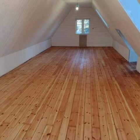 Pokladka-podlahy-v-podkrovi.jpg Pokládka podlahy v podkrovním pokoji rodinného domu – čisté linie a kvalitní materiál.