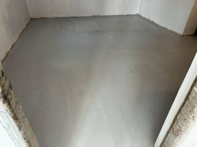 palstavby-podlaha-beton-pokoj.jpg Pokládka betonové vrstvy podlahy v pokoji – příprava na finální krytinu.