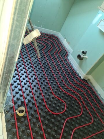 Podlahove-topeni-koupelna-palstavby.jpg Pokládka podlahového topení v koupelně během výstavby domu firmou PALSTAVBY.